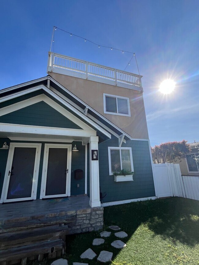 Building Photo - Short or Long Term Rental | ROOFTOP VIEWS!