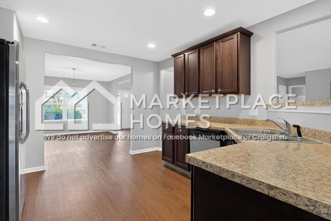 Building Photo - 10 Amber Dr