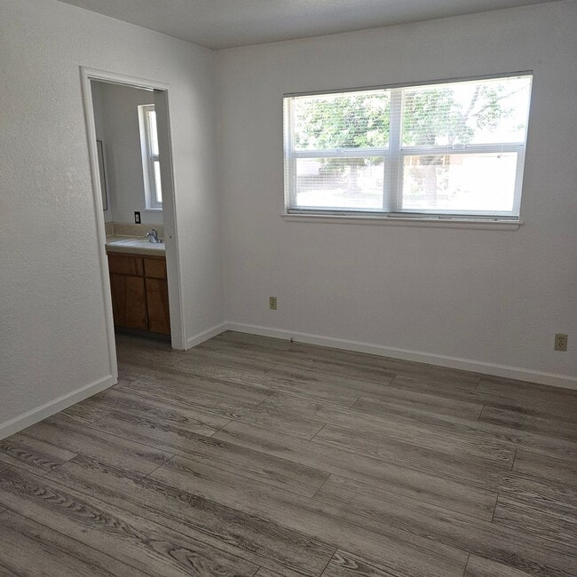 Building Photo - Charming 3 Bedroom, 2 Bath Home w/Large Ba...