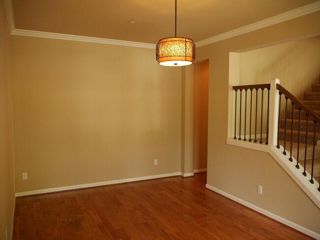 Building Photo - 5 Bedroom 2.5 Bath Home Near Downtown Redmond