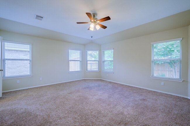 Building Photo - Beautiful & Convenient 3 Bedroom, 2 Bath H...