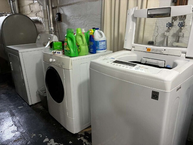 Building Photo - Beautiful 4+ Bedroom,1.5 Bathroom Home - Available June 1st