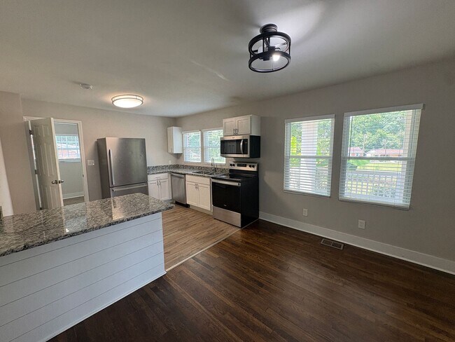 Building Photo - Your Next Home Awaits – Spacious Rental in a Convenient Location