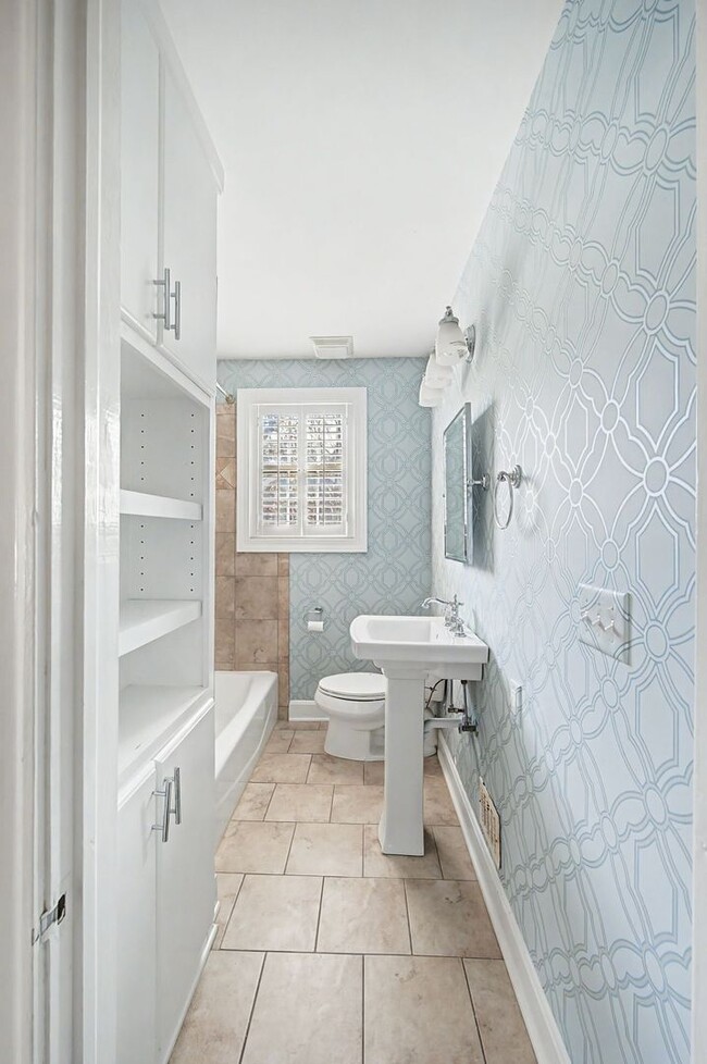 Building Photo - Beautiful 4BD/3.5BA home in the heart of Green Hills.