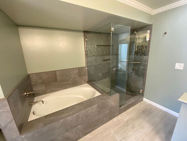 Building Photo - Beautiful, Spacious Condo in Excellent Location!