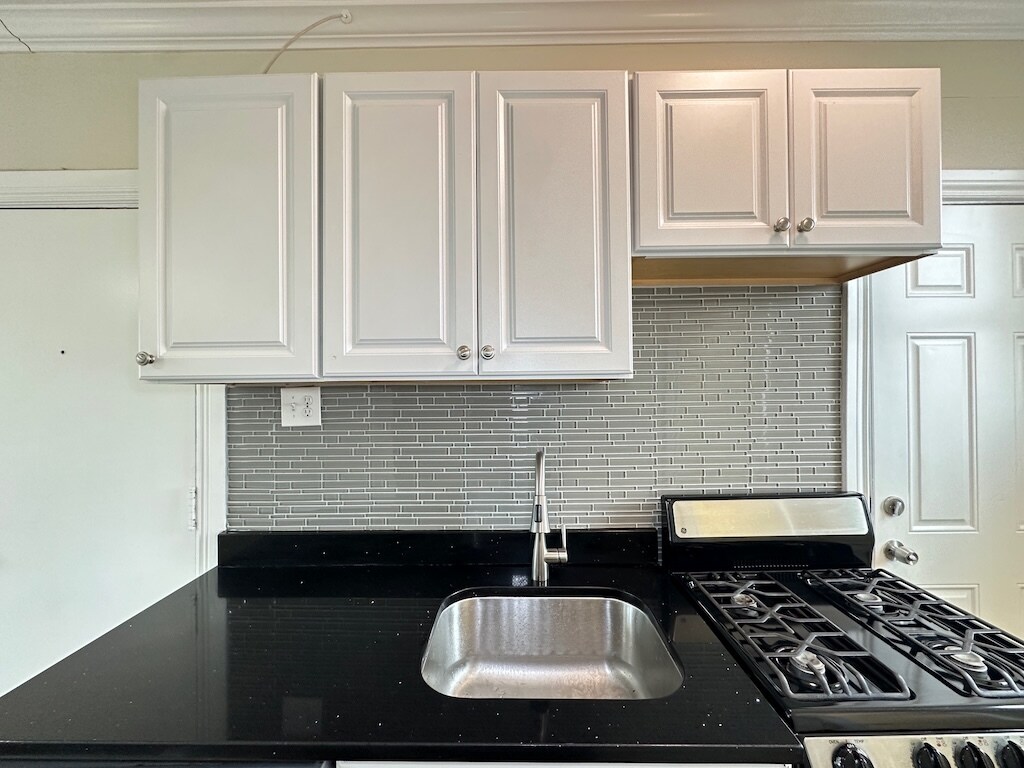 Building Photo - 644 W Roscoe St