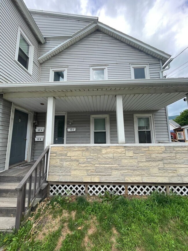 Building Photo - Spacious, two-story 3-bedroom apartment in Adams!