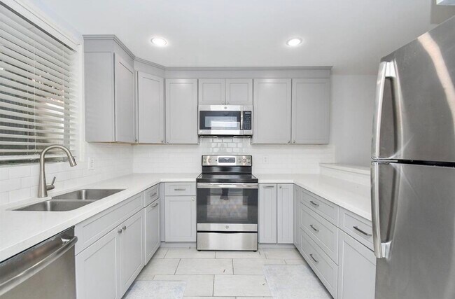 Building Photo - 615 Kipling St