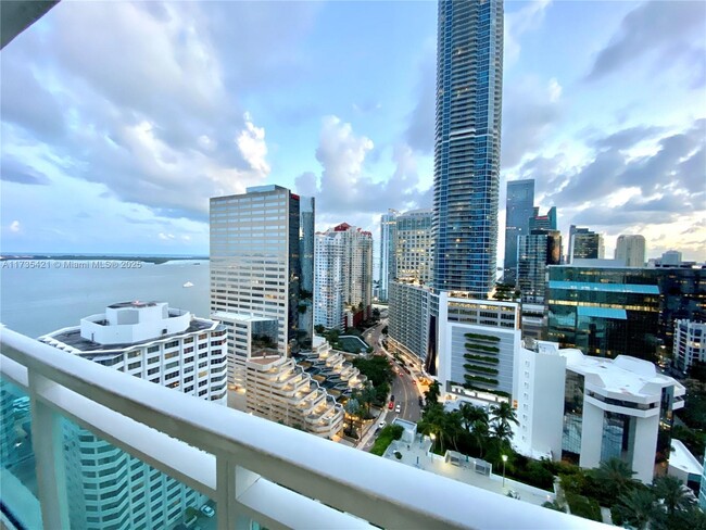 Building Photo - 950 Brickell Bay Dr