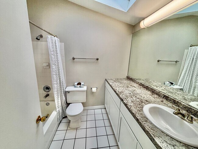 Building Photo - 119 E Oak St