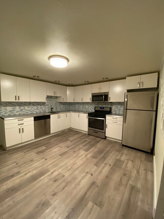 Building Photo - 2BR House with off street parking!