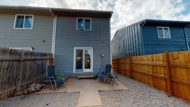 Building Photo - Two bed, 1.5 bath townhome