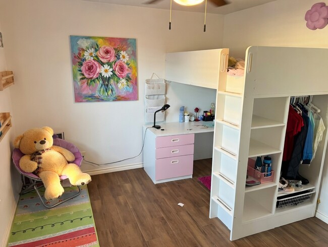 Building Photo - 221 Hyta St