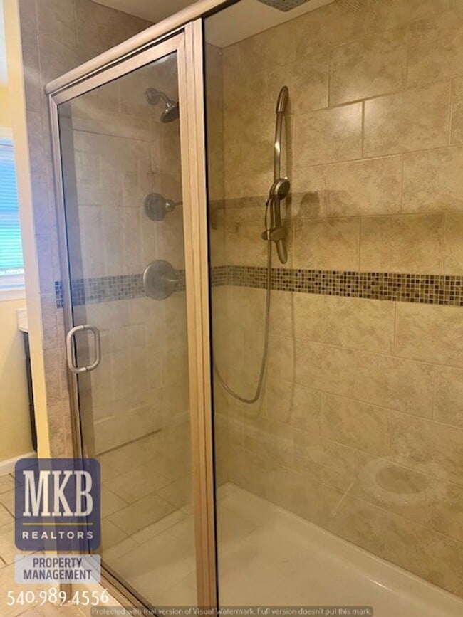 Building Photo - 4 Bedroom 2 Bath in Monterey Neighborhood