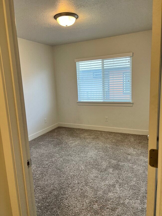 Building Photo - Bluffdale Townhouse