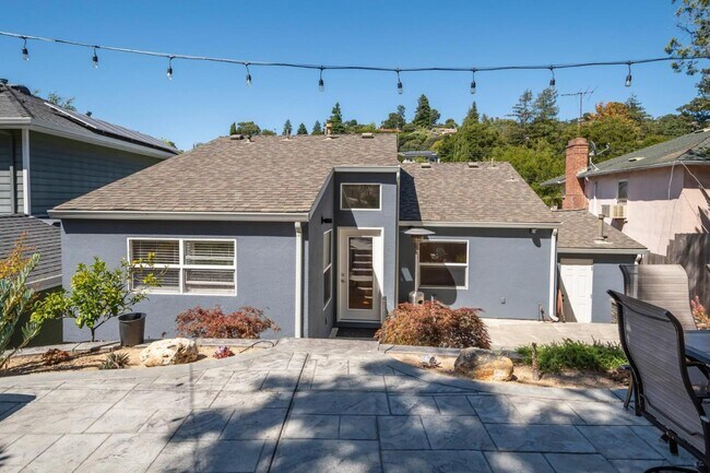 Building Photo - 2667 San Carlos Ave
