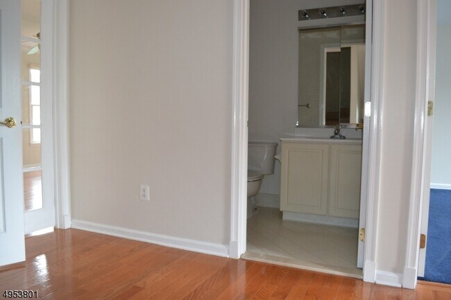 Building Photo - 240 Patriot Hill Dr
