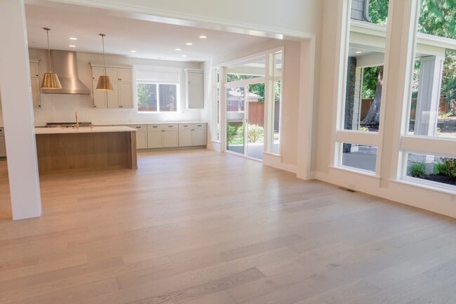 Building Photo - 5Bd/4.25Ba Kirkland House