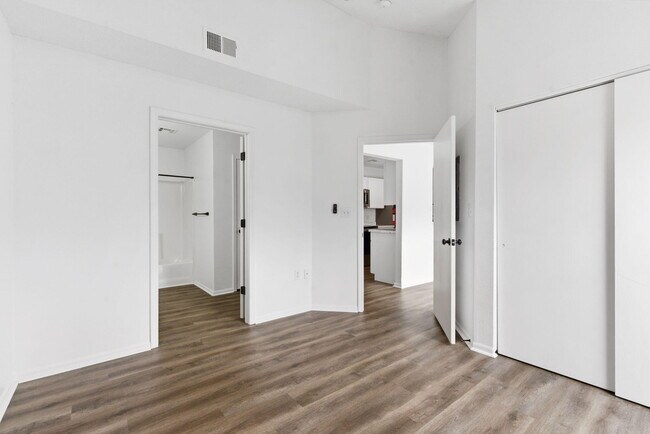Building Photo - 1447 E Oakwood Ln