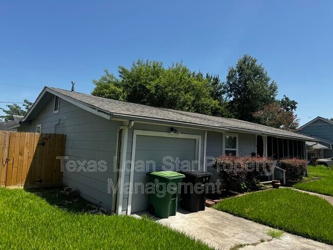 Building Photo - 2281 Des Jardines St