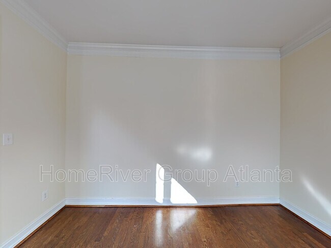 Building Photo - 1040 Queensgate Dr SE