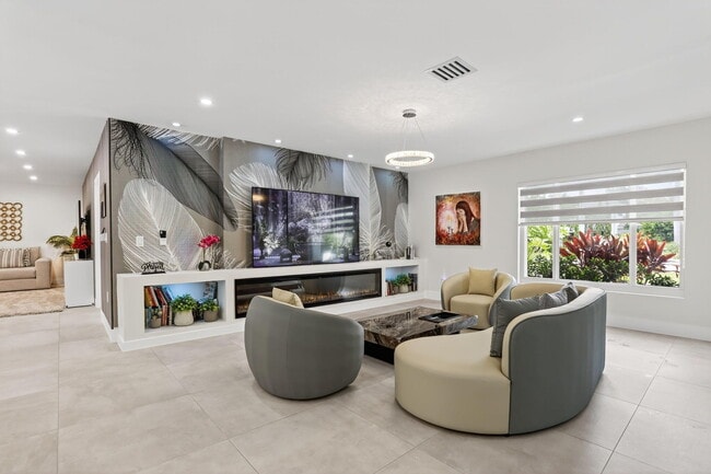 Building Photo - 600 NE 4th St