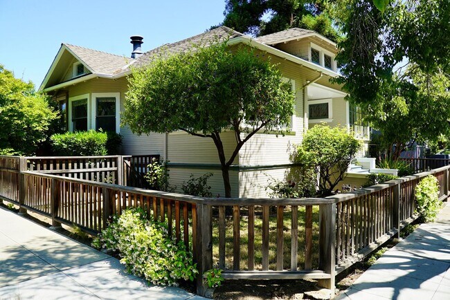 Building Photo - Charming Craftsman Style Home for Rent in ...