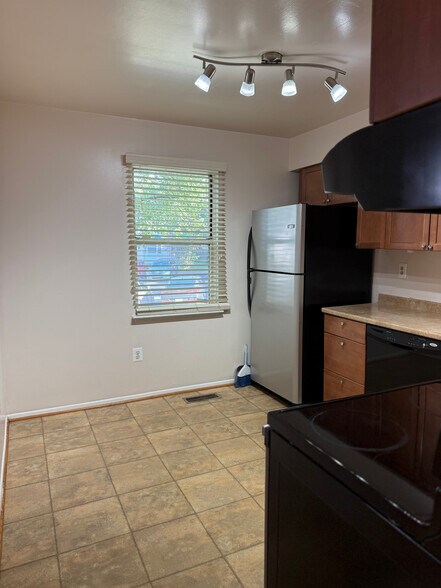 Building Photo - 7028 Palamar Turn