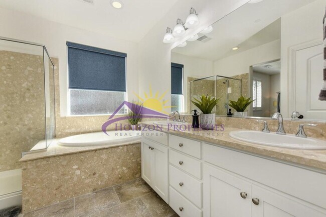 Building Photo - Beautiful 3 Bed 2.5 Bath 1,983sqft single family home with New LVP Flooring & 3-Car Garage in Ana...