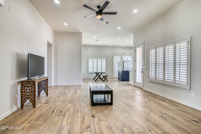Building Photo - 805 Mormon Tea Dr