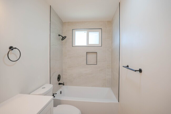Building Photo - 825 W 167th St
