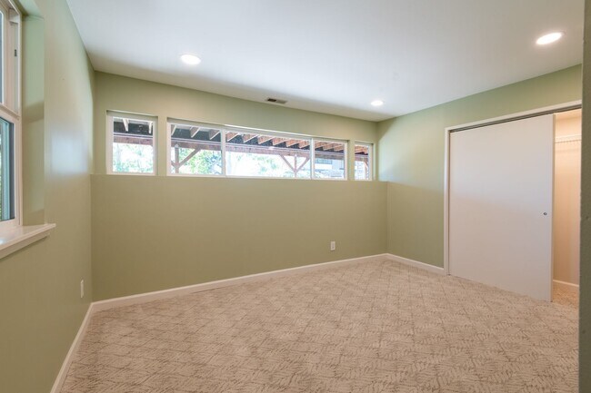 Building Photo - Exceptional Bellevue Home | Lake Sammamish Views | 5 Bed | 3 Bath | 3,380 Sq Ft