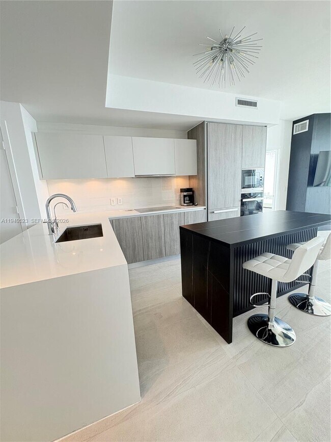 Building Photo - 2900 NE 7th Ave