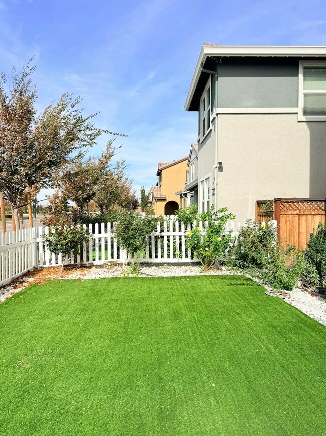 Building Photo - 1676 S Central Pkwy