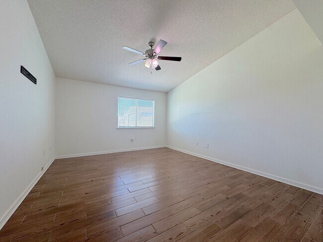 Building Photo - East El Paso 3bed/2bath Refrig A/C & Synthetic Lawn!