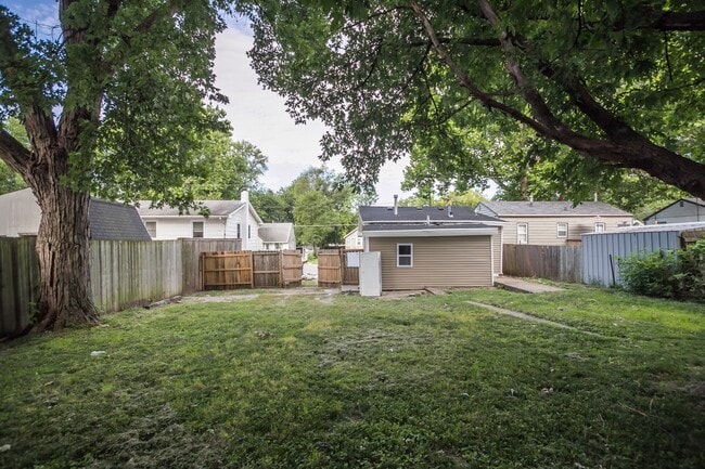 Building Photo - Update 1 bedroom Home with Fenced in Yard