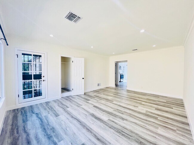 Building Photo - 439 1/2 N Hayworth Ave-439.5