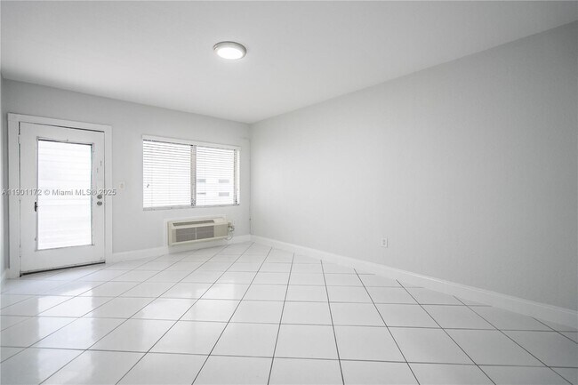 Building Photo - 7640 Carlyle Ave