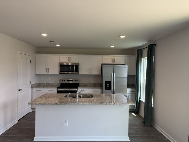 Building Photo - ***** $200 OFF FIRST MONTH RENT *****