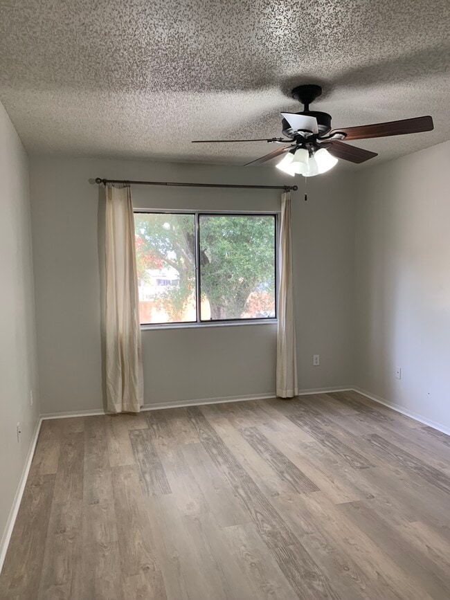 Building Photo - 658 Kenwick Cir