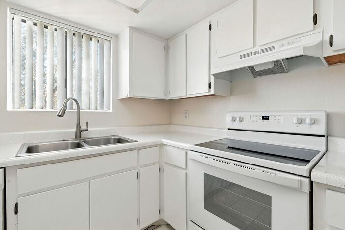 Building Photo - 1201 S McClintock Dr