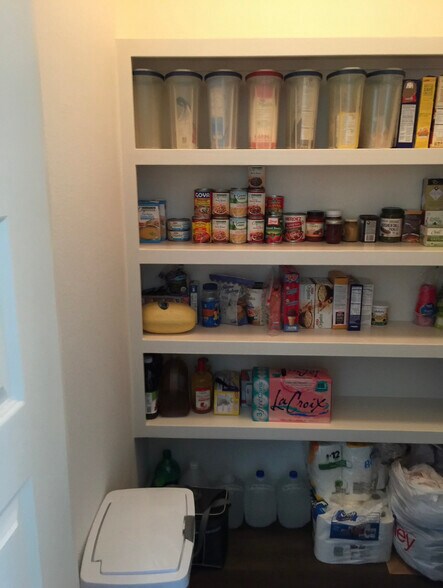 Huge kitchen pantry - 14890 Granada Dr