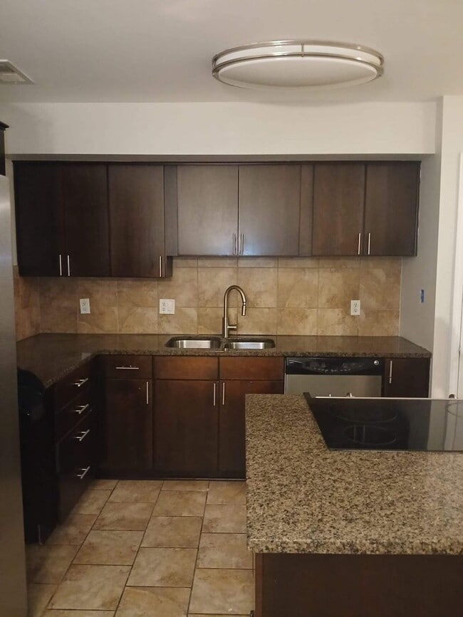 Building Photo - 530 W 10th St