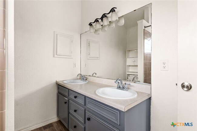 Building Photo - 2702 Hemlock Dr
