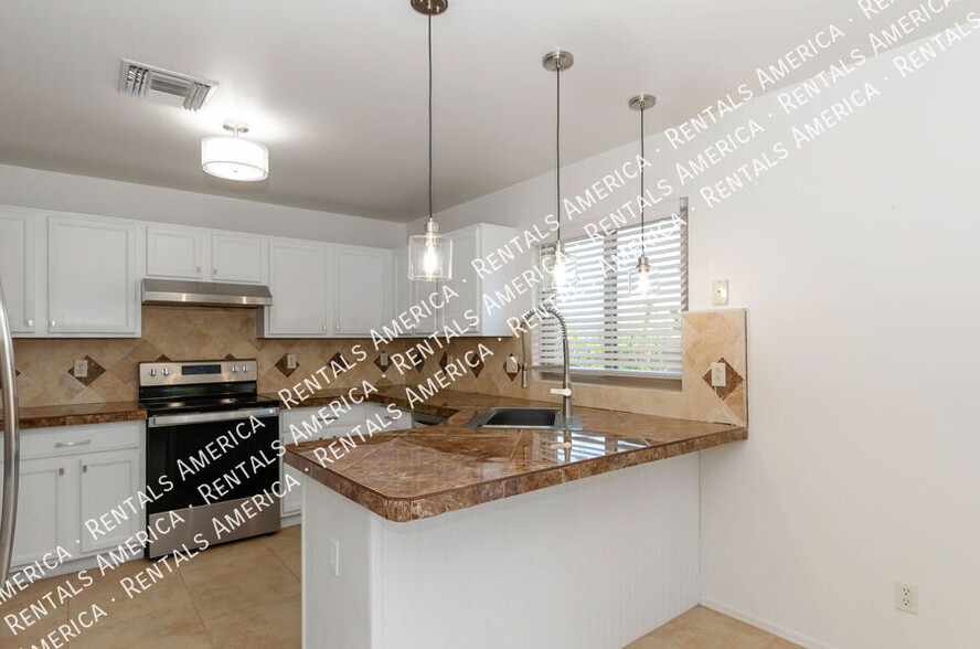 Building Photo - 2076 Silver Grass Pl