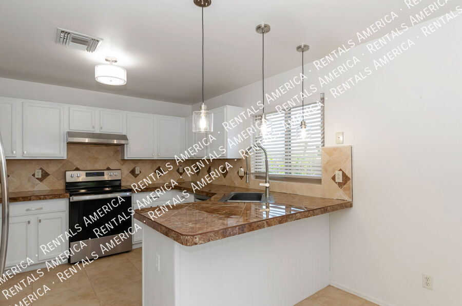 Building Photo - 2076 Silver Grass Pl