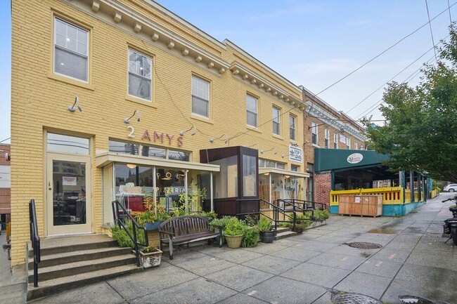 Building Photo - Cozy and Convenient in McLean Gardens: Cha...