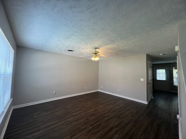 Building Photo - 1516 Center Pointe Dr