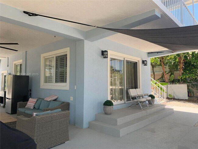 Building Photo - 112 Captains Ct