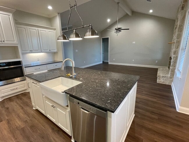 Building Photo - Beautifully Maintained New Build in Midway...
